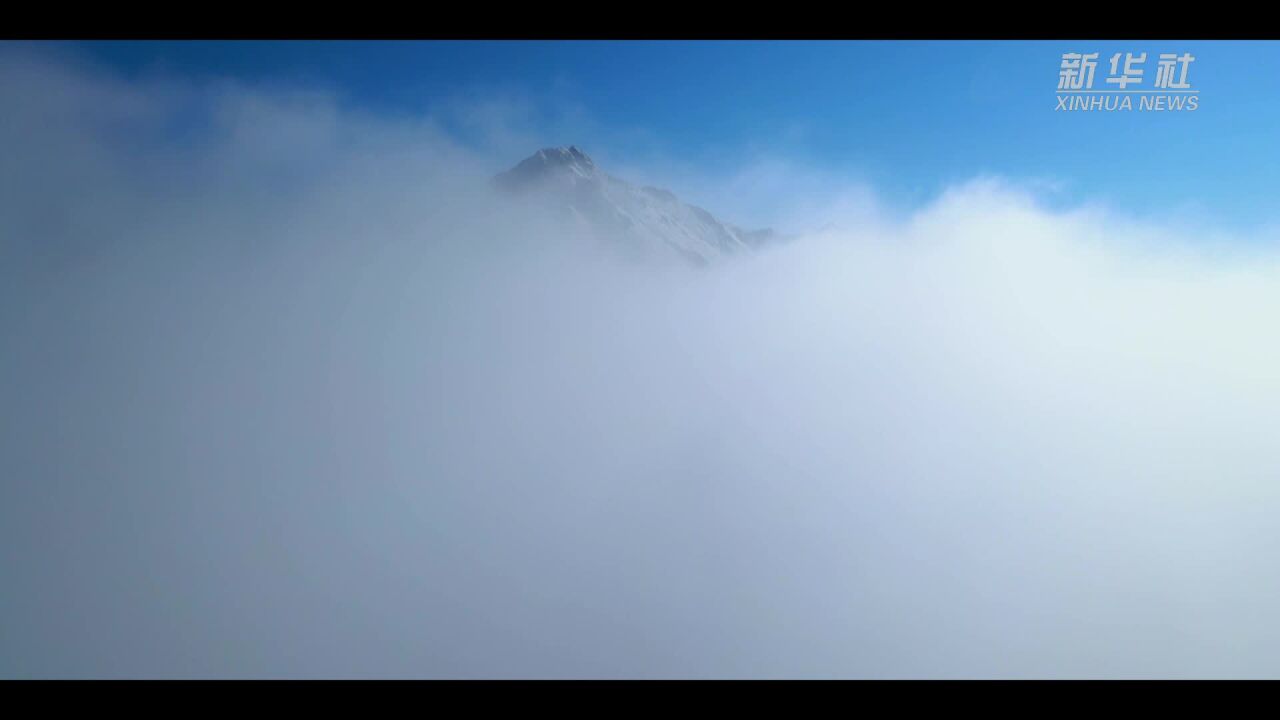 甘肃天祝:雪后初霁 日照金山