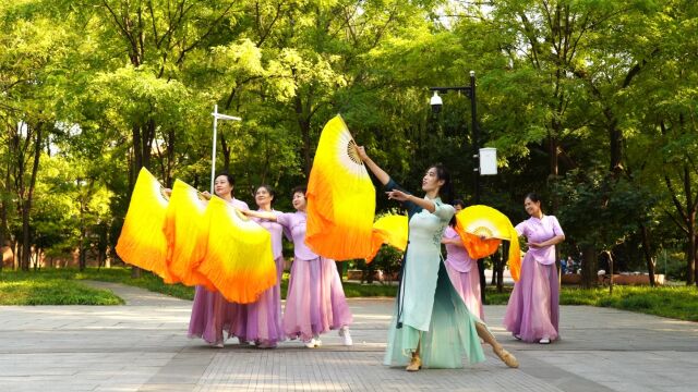 睿睿老师领跳广场舞《故乡的云》景美舞美人更美,欢迎欣赏