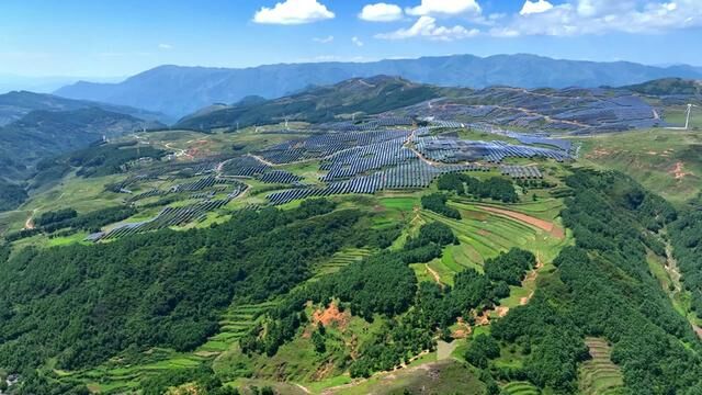 漫山遍野光伏板在为我们提供源源不断的清洁能源同时也是一道风景 #乡村振兴 #产业振兴