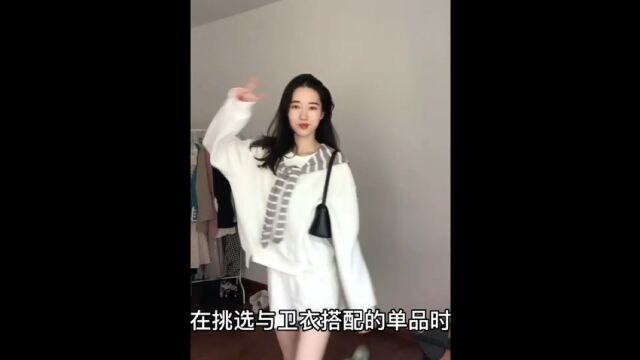 “春天单品千千万时髦卫衣占一半”,不费力的搭配方案,全都在这