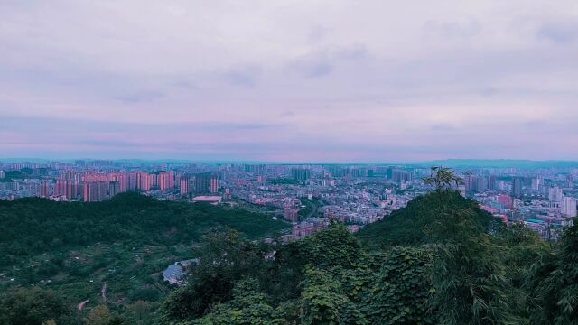 南充必打卡栖山风景区,可以俯瞰整个南充市