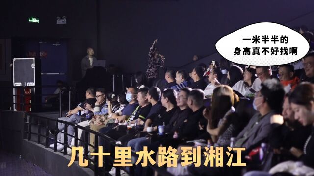 敢拿个破麦克风清唱的,也就是我这种非优质脱口秀演员了吧?猜我下一站去哪?开场唱啥?