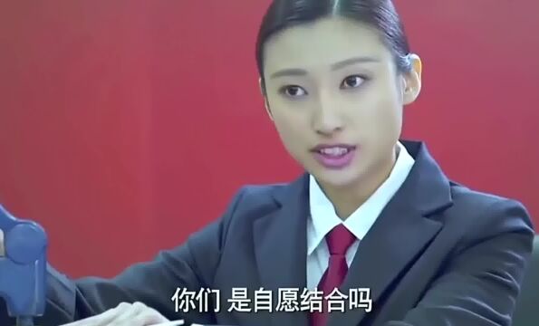 小情侣去民政局登记结婚 工作人员一看证件傻眼了