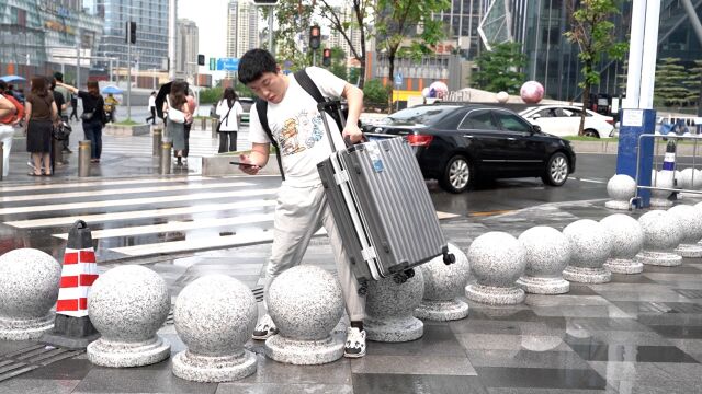 广州番禺一“石礅阵”拦路引争议,有街坊表示优化后仍需改进