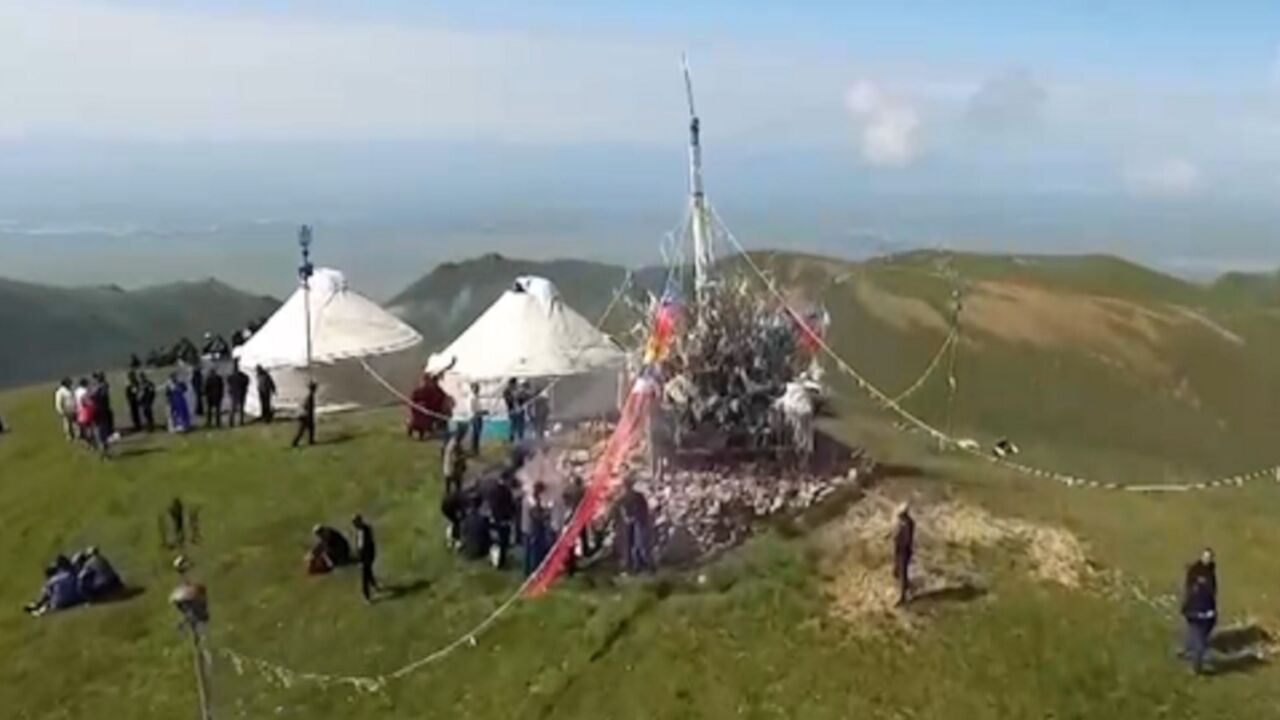 每年夏季,在和布克赛尔地区,草原上的牧民都会举行隆重的祭敖包仪式