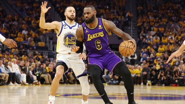 勇士前两战命中42记三分 创NBA历史纪录！大数据机构预测：勇士晋级概率升至57% 湖人降至43%