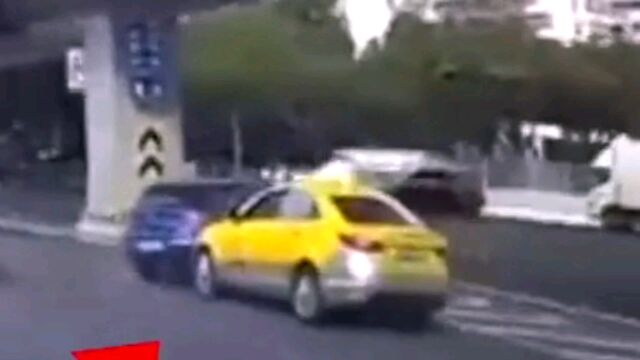 宝马与出租车相撞侧翻起火,出租车所属公司发声:我们的司机已经很尽力去刹车了