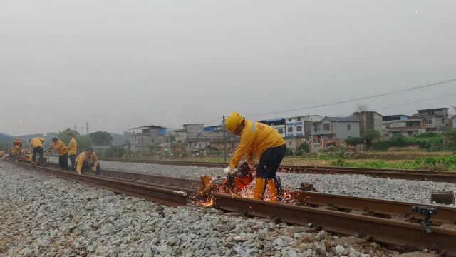 桂林工务段更换伤损钢轨保障五一小长假行车安全