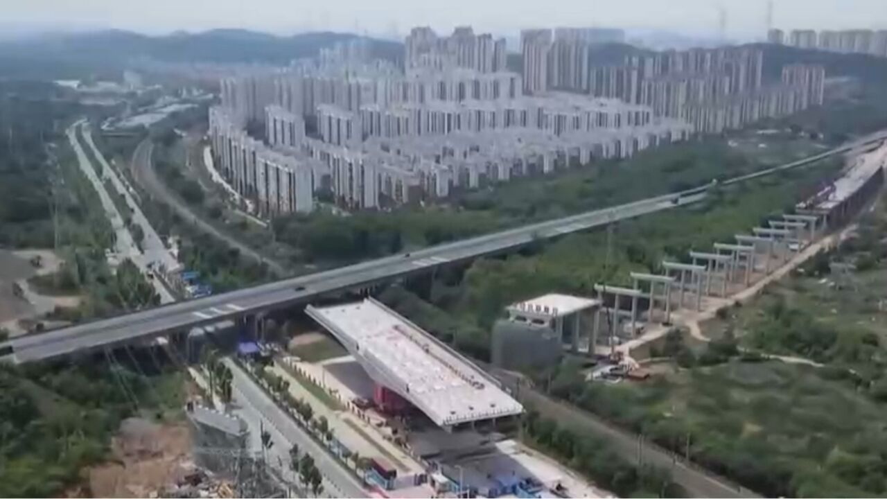 湖北:京港澳改扩建武汉绕城高速铁路桥成功转体