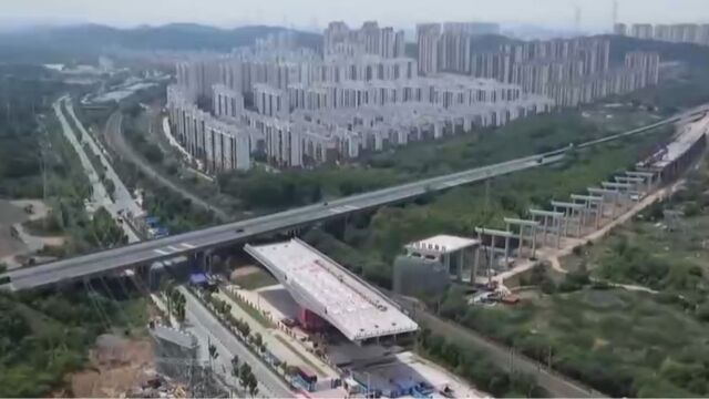 湖北:京港澳改扩建武汉绕城高速铁路桥成功转体