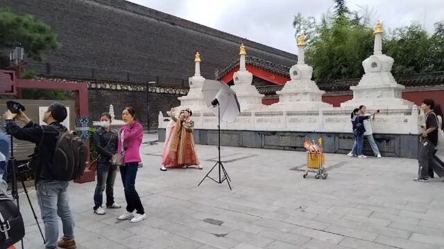 这么多小姐姐来寺院,不光烧香祈福还能带着摄影师拍写真照.