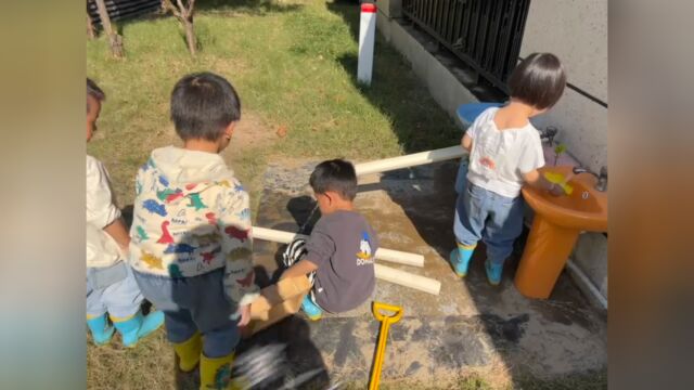 幼儿园沙水区接水活动