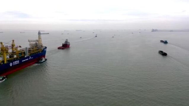 全国首艘海陆一体化智能FPSO拖带出江