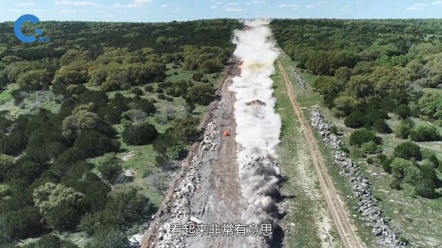 不可思议的山路爆破,一瞬间就能炸碎土壤 爆破工程 山路爆破 工程机械 爆破