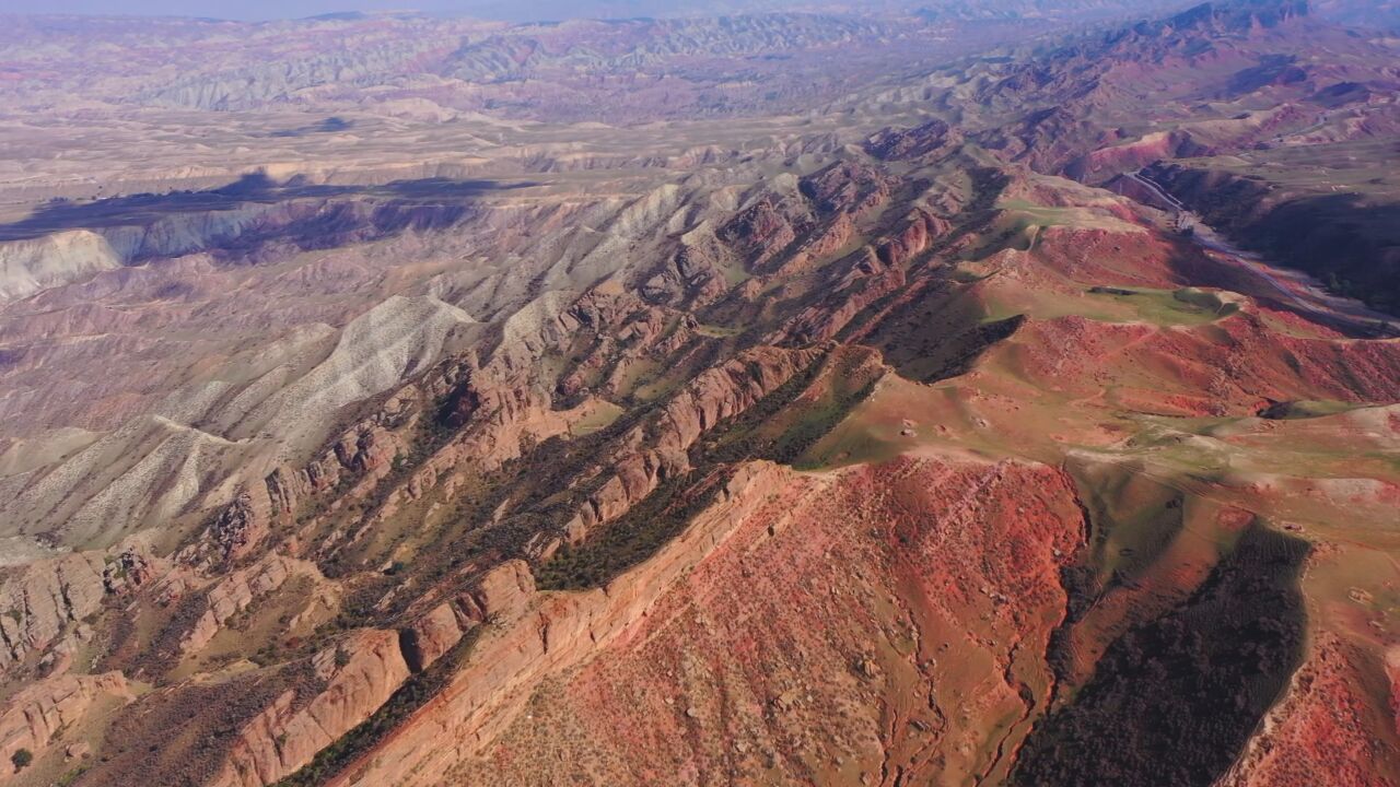 千城胜景|新疆呼图壁:层峦叠嶂披彩衣 丹霞美景入画来