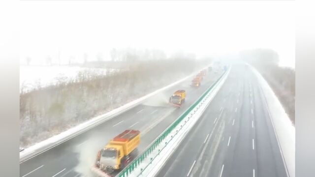 吉林:高速公路连续清雪作业保障通行