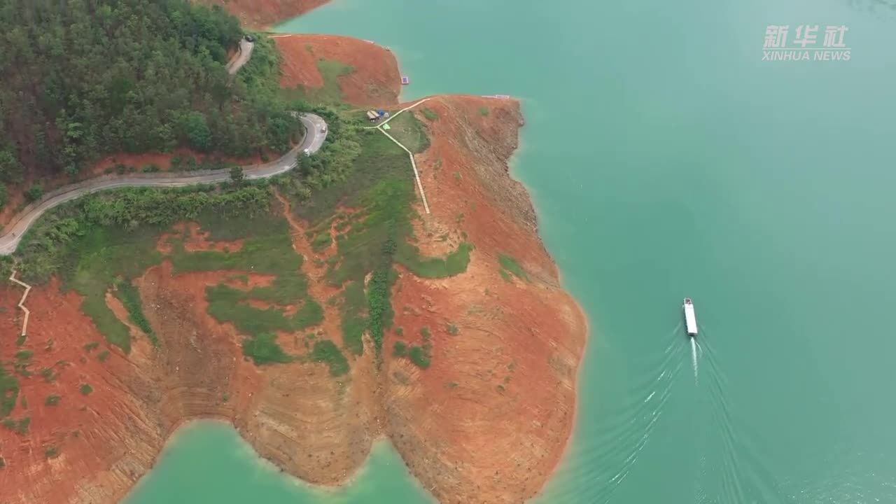 生态治理见成效 万峰湖碧波荡漾景色美