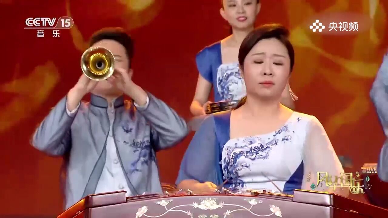 八骏室内乐团演奏《红高粱叙事曲》,带领我们回到红高粱的世界,感受到情感的交融与流转