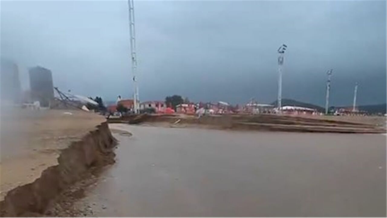 辽宁三地暴雨,葫芦岛海滩被冲开巨大缺口,部分设施毁坏