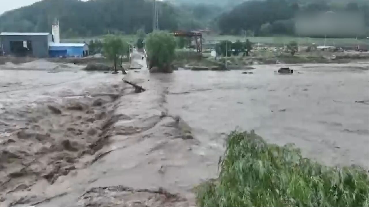 河北保定:架起向被困村庄运送物资的空中通道