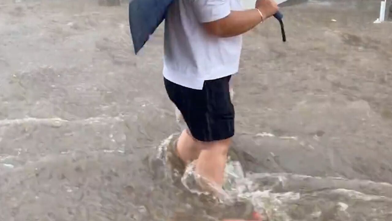 探访门头沟暴雨:5分钟积水从脚面到膝盖,根本走不动