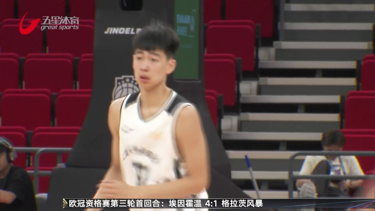 上海明日之星篮球争冠赛开幕 “小鲨鱼”收获开门红