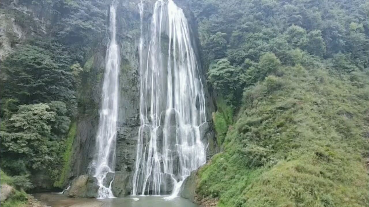 云南曲靖市罗平县九龙瀑布飞流直下玉溯清泉 仰望天地万物感恩时光流年不负青春不负遇见