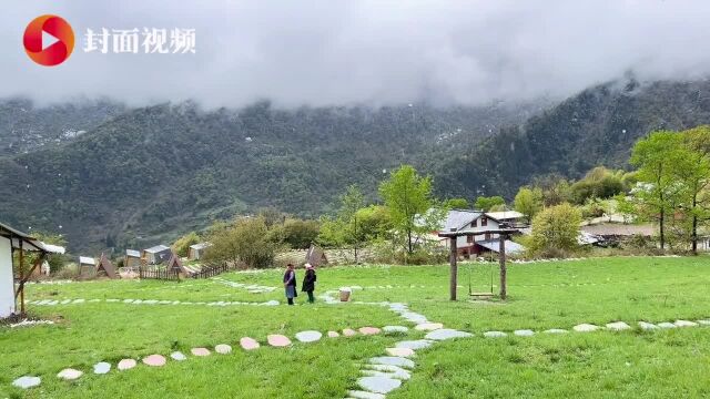 看,森林里有雪落下!五一假期好去处:雅安市宝兴县达瓦更扎藏寨