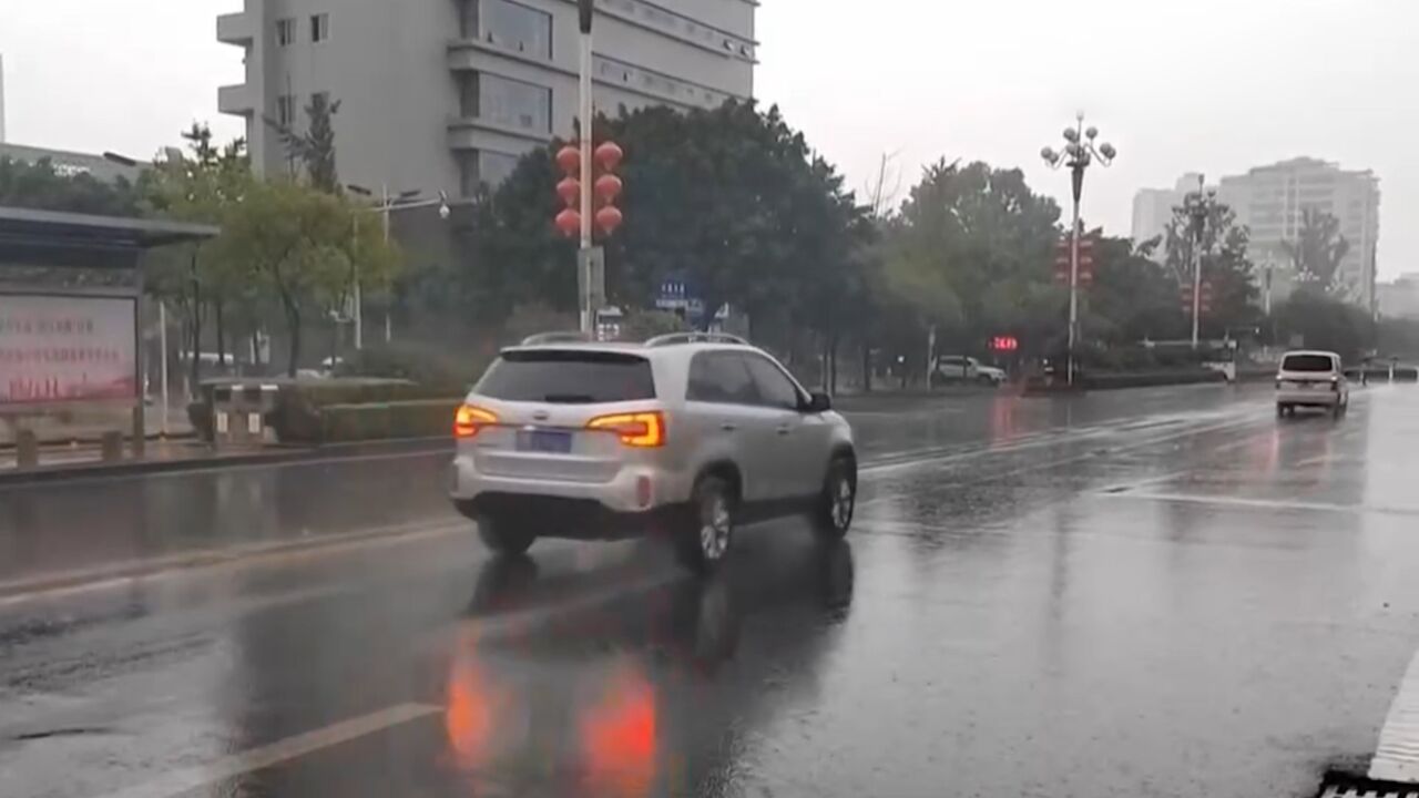 重庆多地迎来强降雨 ,局地降雨量达107毫米