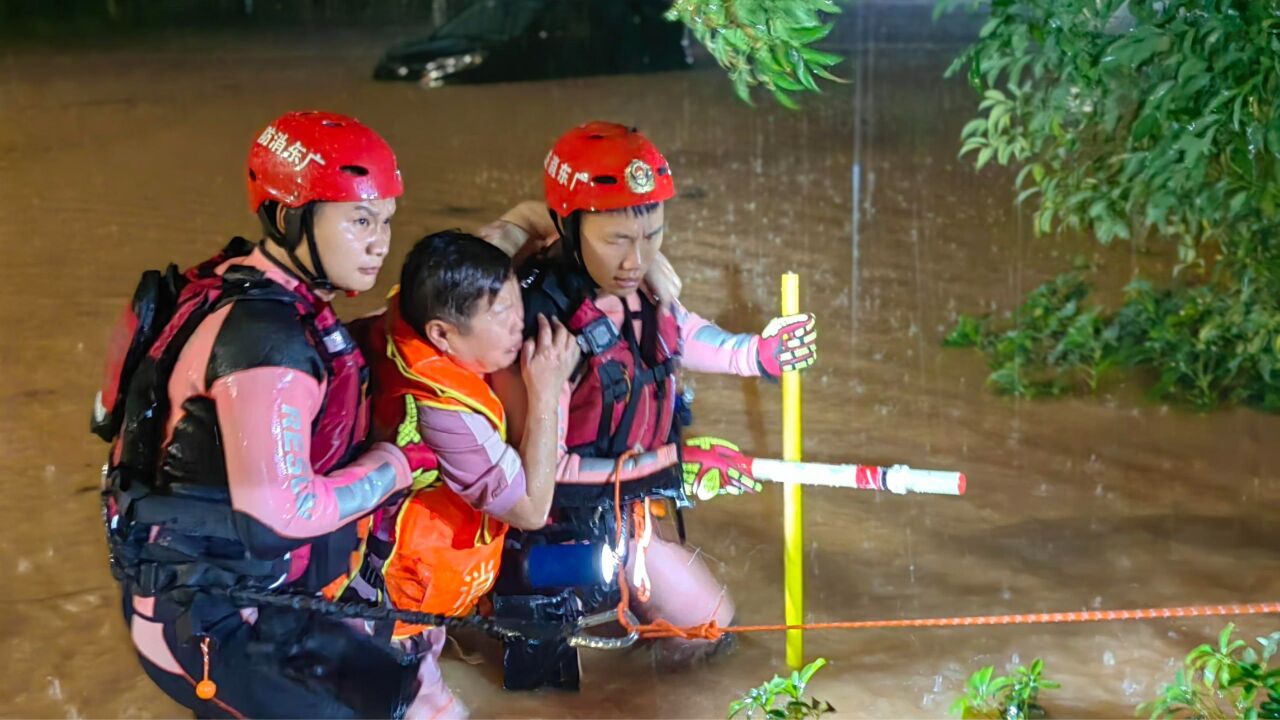 广州连续强降雨,消防连夜奋战营救疏散被困群众