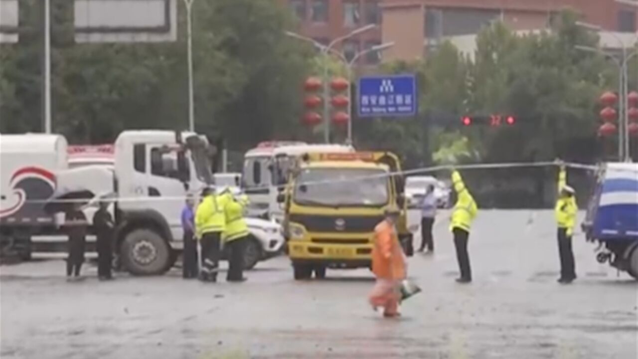 陕西西安强降雨致道路积水,车辆熄火交通受阻