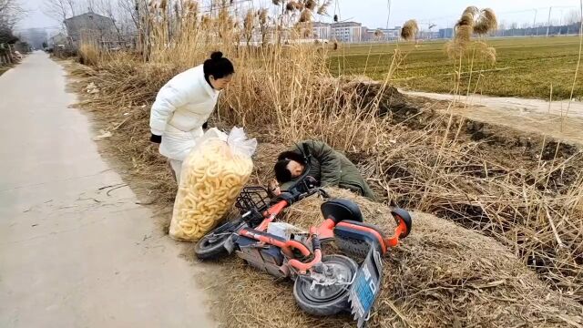 老爸我看你醒酒了以后怎么解释吧,别想搪塞过去,有视频为证看一遍笑一遍原创搞笑视频农村搞笑视频祝愿刷到视频的朋友都能发大财用记录真实生活 2