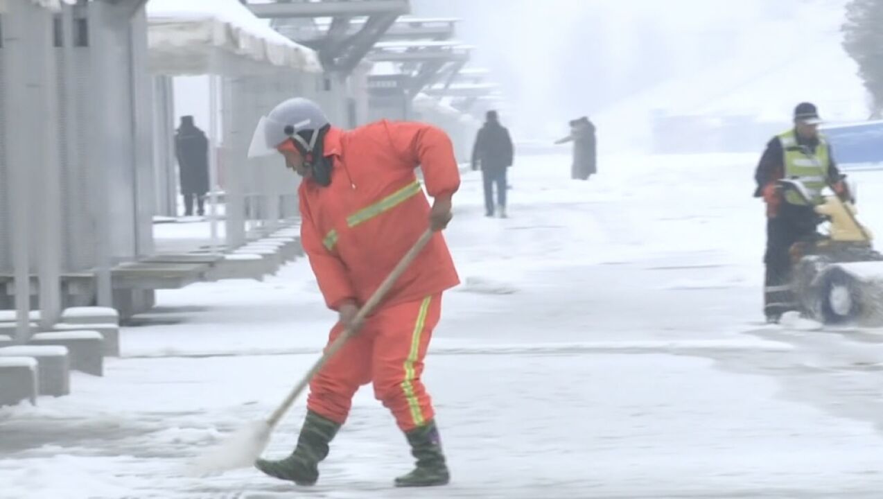 大雪纷飞中 他们的身影是寒潮里的温暖答卷