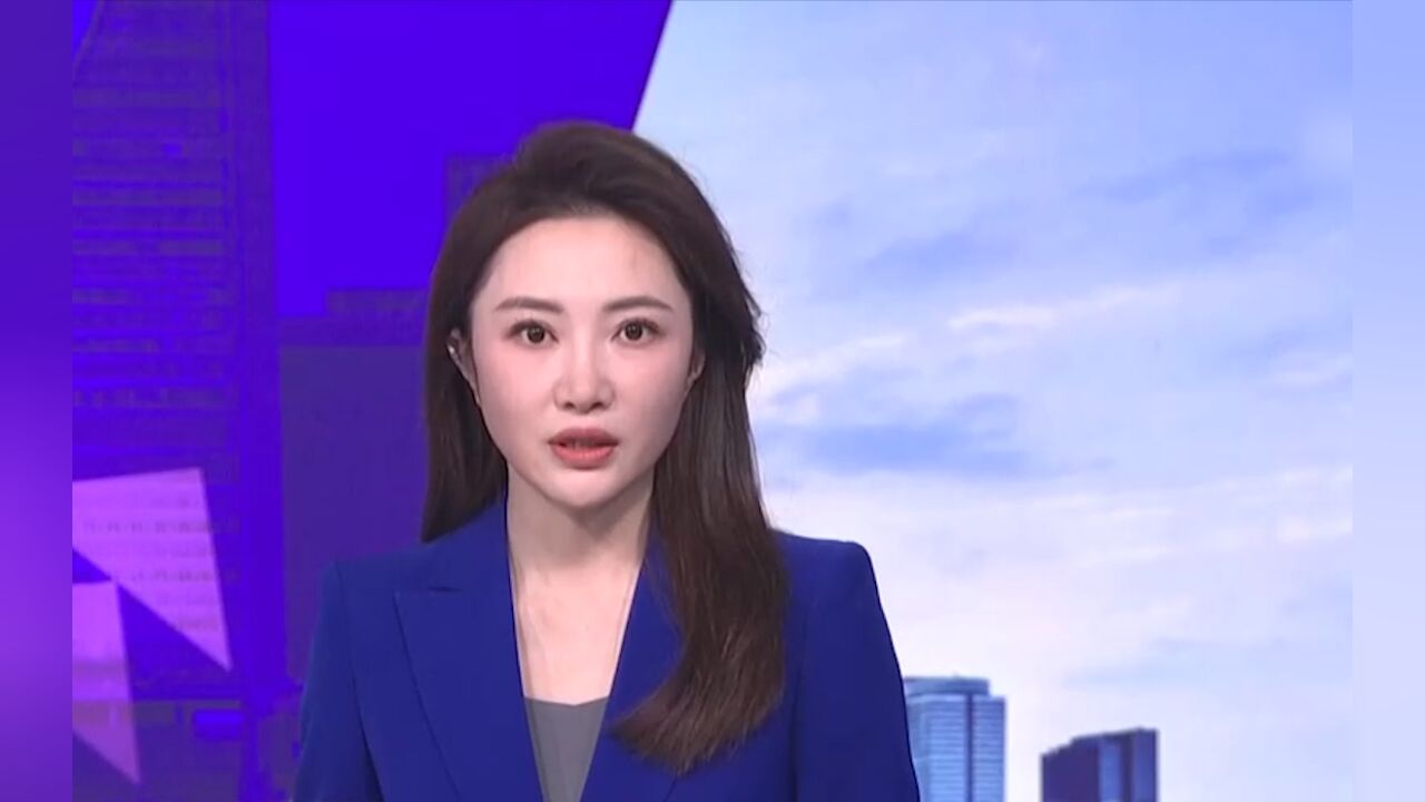 江苏盐城:儿童手腕被卡玻璃门,消防员急忙施救