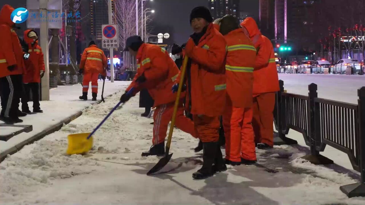 风雪夜里的守护者!环卫工持续作业