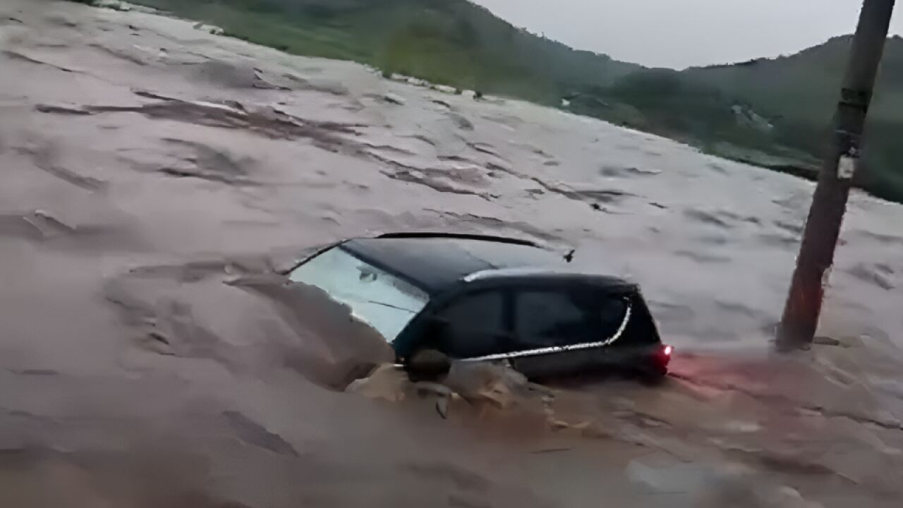 安徽休宁暴雨红警多地山洪:汽车随洪水漂流 暂无人员伤亡报告