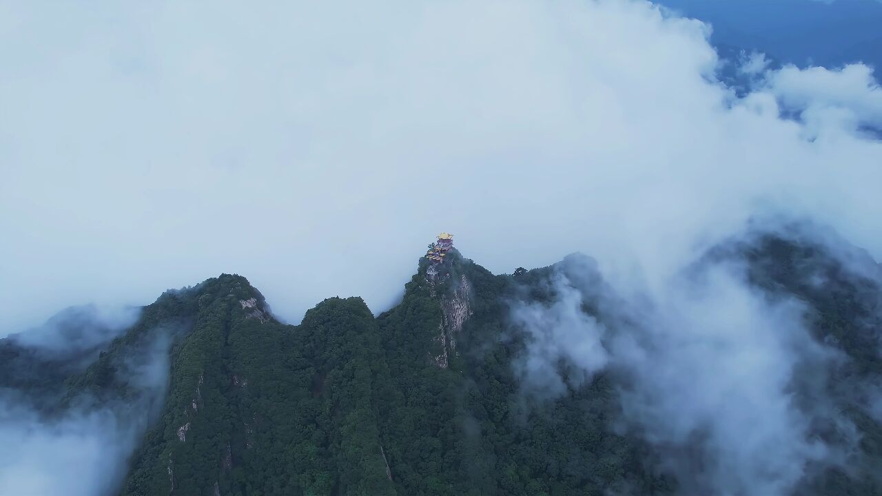 骤雨初歇,终南山南五台云海正盛,茫茫群山之间云雾漫卷,随着山势起伏变化万千.定一个山顶之约,期待与一场视觉盛宴的不期而遇~