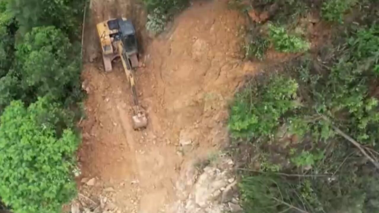 广西贺州:强降雨致山体滑坡道路阻断,当地全力抢险