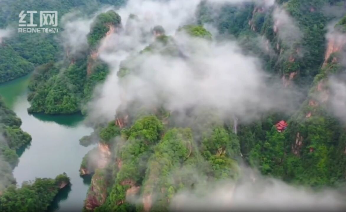 张家界宝峰湖“小满”:群山环抱翠湖青,水溢瀑流波自平