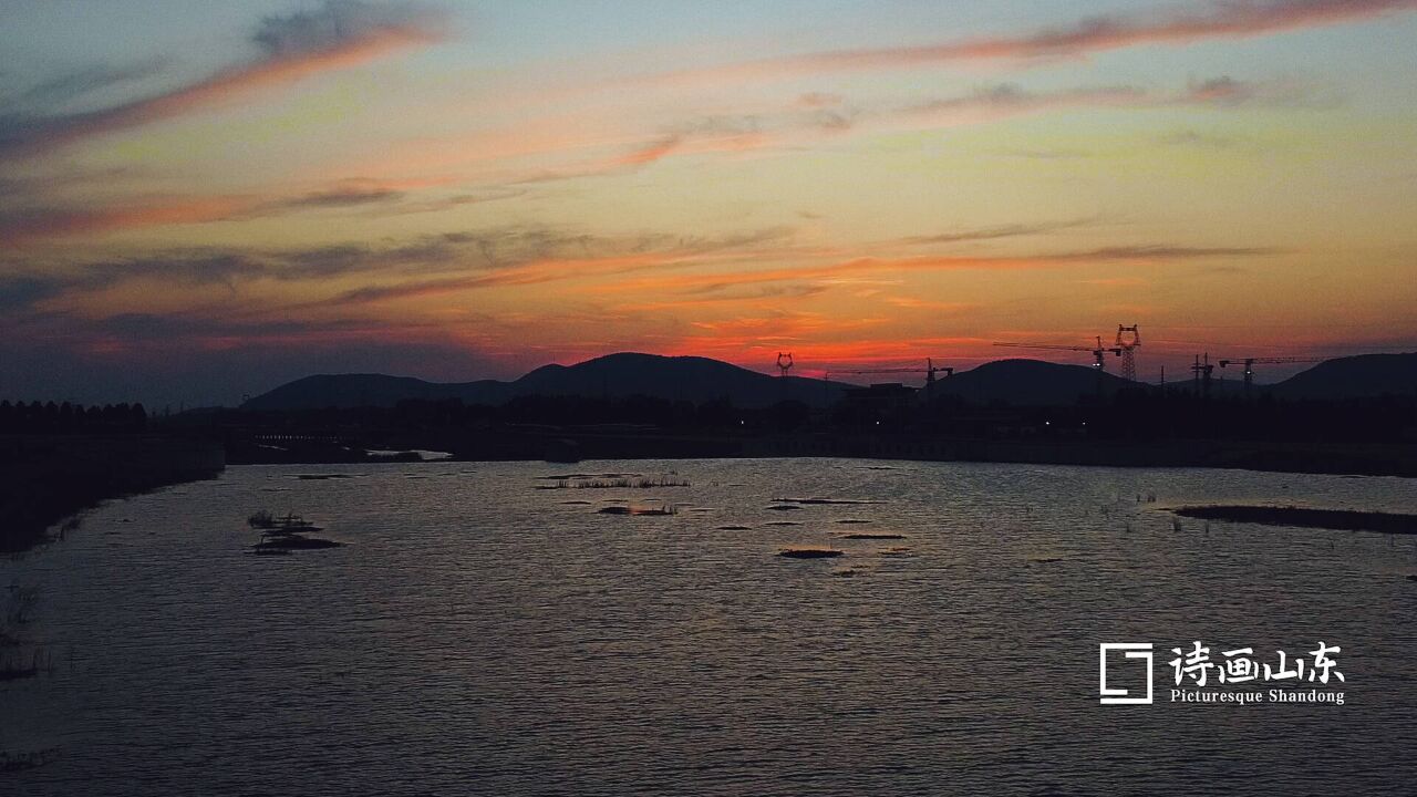 诗画山东丨枣庄蟠龙河落日余晖映晚霞 一抹夕阳美如画