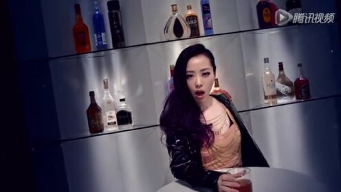 张靓颖《BAZAAR》MV首发 百变造型打造时尚电影