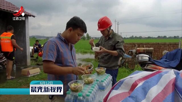 吉安:为受灾群众送水送餐