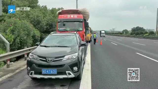 绍兴:雨布掉落 砸碎轿车挡风玻璃