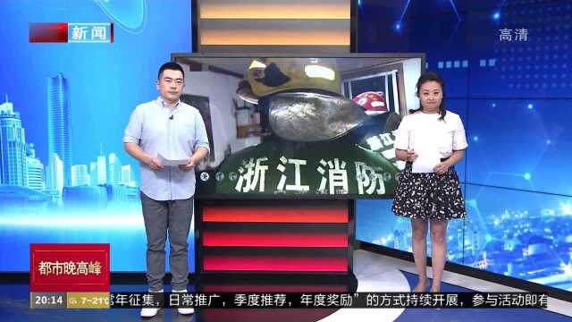 浙江宁波:老人卡在4楼雨棚 消防成功施救