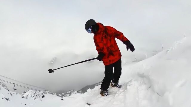 太欢乐!滑雪爱好者穿行于惠斯勒的粉雪树林间 山崖峭壁速降滑下