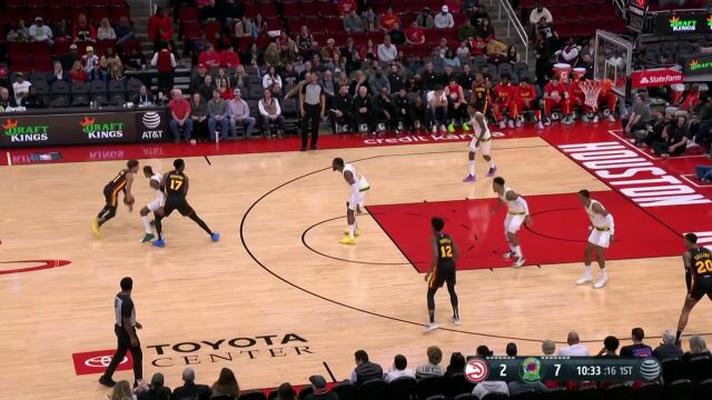特雷杨内线出手 信手一抛稳稳命中