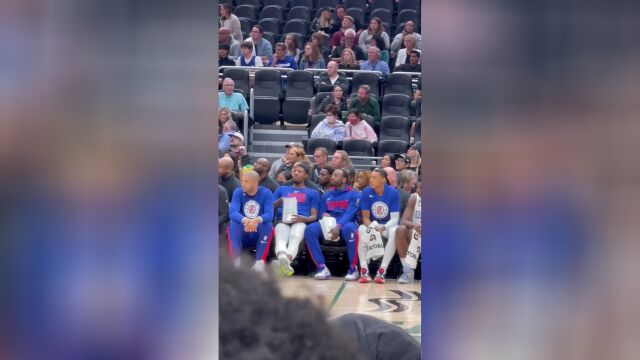 这是提前打卡下班了？乔治沃尔替补席边吃爆米花边看比赛