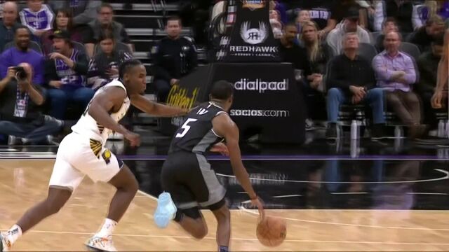 这样都能进？福克斯顶着防守扔进2+1