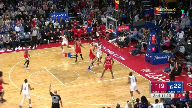 双人配合撕裂防线 哈登连线梅尔顿三分轻松得手