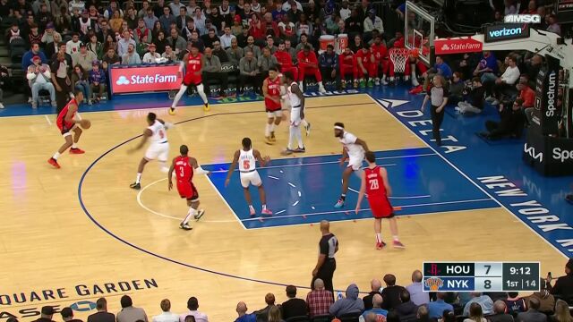 防守在哪里？马丁接小史密斯传球轻松扣篮得手